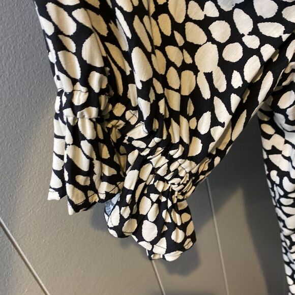 Z WHO WHAT WEAR Womens XXL Tunic Top Black Animal Print 3/4 Bell Sleeve V Neck - Picture 5 of 9